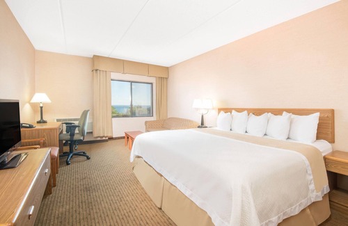 Endion Hotel | Days Inn by Wyndham Duluth Lakewalk