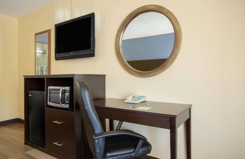 Greensboro Hotel | Days Inn by Wyndham Greensboro Airport