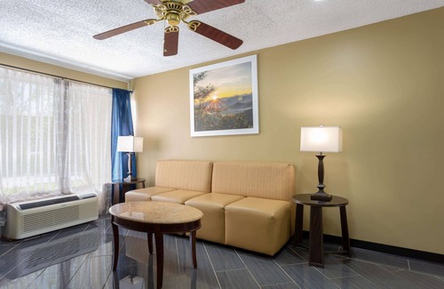 Greensboro Hotel | Days Inn by Wyndham Greensboro Airport