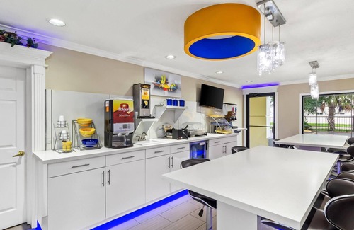 North Shore Hotel | Days Inn by Wyndham Houston East