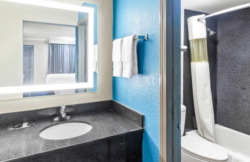 North Shore Hotel | Days Inn by Wyndham Houston East