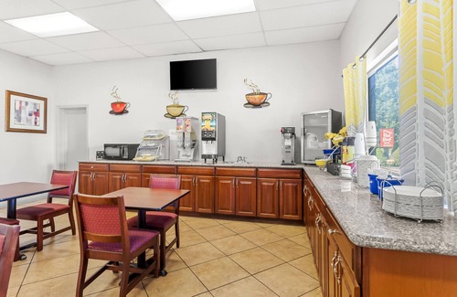 Pea Ridge Hotel | Days Inn by Wyndham Huntington