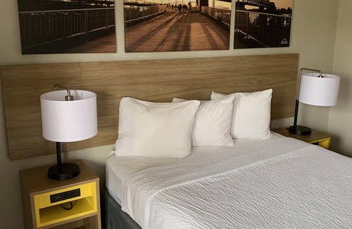 Edgewood Hotel | Days Inn by Wyndham Louisville Airport Fair and Expo Center