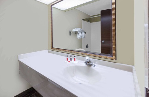 Milan Hotel | Days Inn by Wyndham Milan Sandusky South
