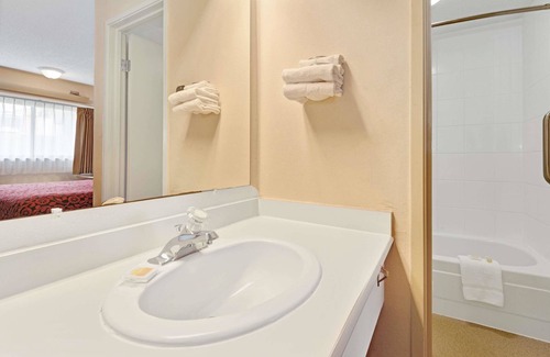Overland Park Hotel | Days Inn by Wyndham Overland Park/Metcalf/Convention Center