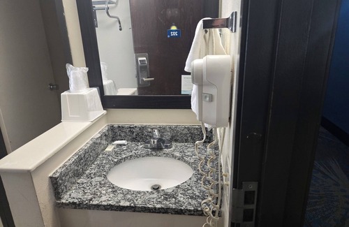 Portage Hotel | Days Inn by Wyndham Portage/Cascade Mountain area
