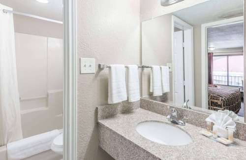 San Antonio Hotel | Days Inn by Wyndham San Antonio Splashtown/ATT Center