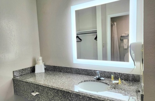 Rio Vista Hotel | Days Inn by Wyndham San Marcos