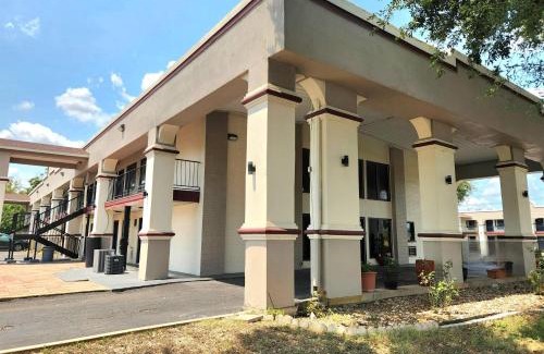 Rio Vista Hotel | Days Inn by Wyndham San Marcos