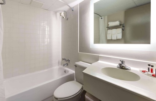 Sandusky Hotel | Days Inn by Wyndham Sandusky / Cedar Point