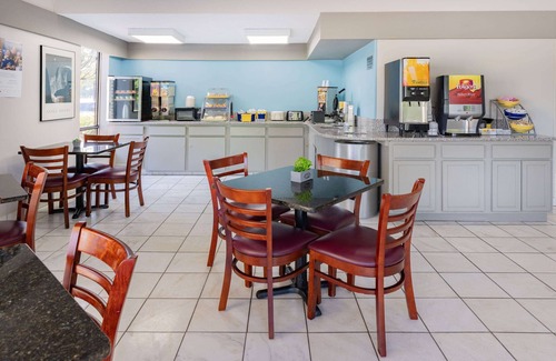 Arcadia Hotel | Days Inn by Wyndham Spartanburg Waccamaw