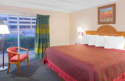 Griffin Heights Hotel | Days Inn by Wyndham Tallahassee University Center