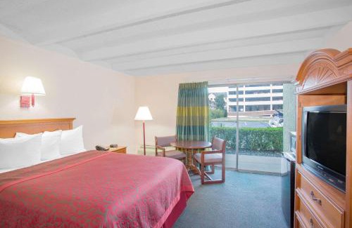 Griffin Heights Hotel | Days Inn by Wyndham Tallahassee University Center