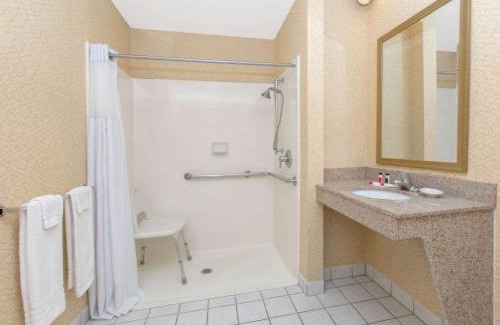 Tulsa Hotel | Days Inn by Wyndham Tulsa Central