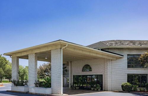 Arcadia Hotel | Days Inn by Wyndham Spartanburg Waccamaw