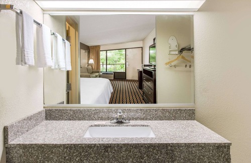 Wilkesboro Hotel | Days Inn by Wyndham Wilkesboro