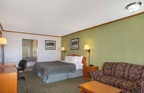 Wichita Hotel | Days Inn by Wyndham Wichita West Near Airport