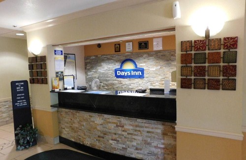 Cedar Rapids Hotel | Days Inn & Suites by Wyndham Cedar Rapids