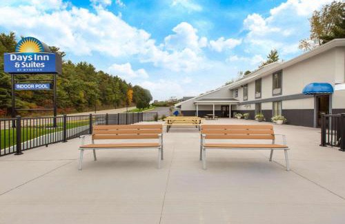 Wisconsin Dells Hotel | Days Inn & Suites by Wyndham Wisconsin Dells