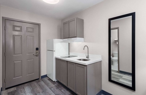 Sellersburg Hotel | Days Inn & Suites by Wyndham Sellersburg