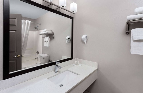 Sellersburg Hotel | Days Inn & Suites by Wyndham Sellersburg