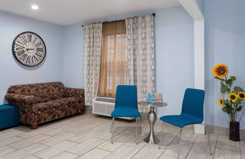 Sellersburg Hotel | Days Inn & Suites by Wyndham Sellersburg