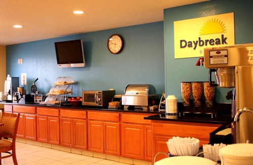 Bloomington Hotel | Days Inn & Suites by Wyndham Bloomington/Normal IL