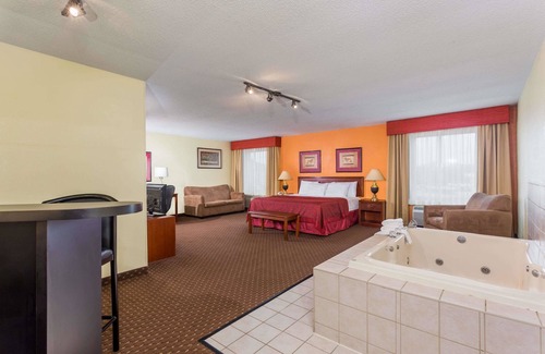 Bloomington Hotel | Days Inn & Suites by Wyndham Bloomington/Normal IL