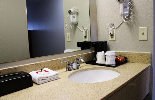 Bloomington Hotel | Days Inn & Suites by Wyndham Bloomington/Normal IL