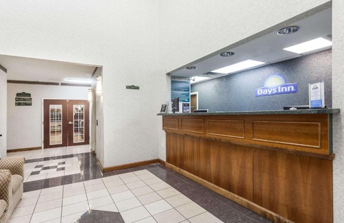 Huntsville Hotel | Days Inn & Suites by Wyndham Huntsville