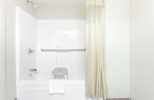 Huntsville Hotel | Days Inn & Suites by Wyndham Huntsville