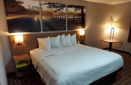 Huntsville Hotel | Days Inn & Suites by Wyndham Huntsville
