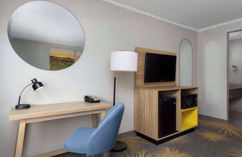 Kansas City Hotel | Days Inn & Suites by Wyndham Kansas City South