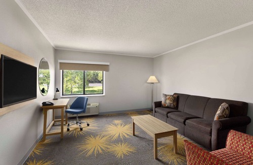 Kansas City Hotel | Days Inn & Suites by Wyndham Kansas City South