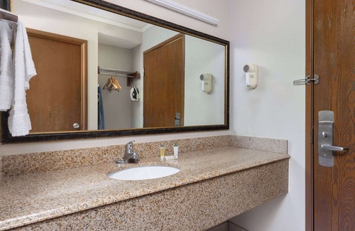 Kansas City Hotel | Days Inn & Suites by Wyndham Kansas City South