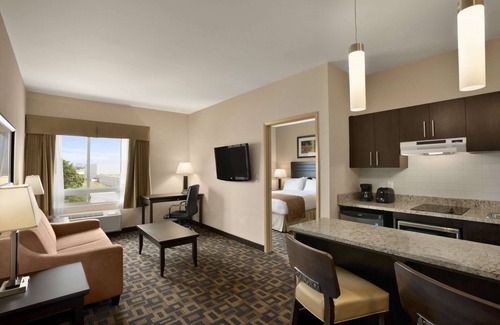 Winnipeg Hotel | Days Inn & Suites by Wyndham Winnipeg Airport Manitoba