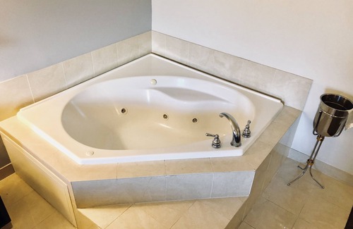 Lakeland Hotel | Days Inn & Suites by Wyndham Lakeland