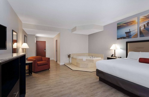 Lakeland Hotel | Days Inn & Suites by Wyndham Lakeland
