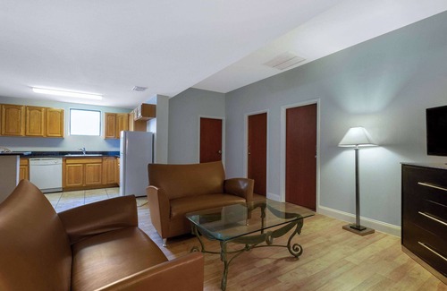 Lakeland Hotel | Days Inn & Suites by Wyndham Lakeland