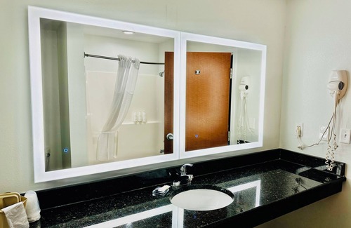 Lakeland Hotel | Days Inn & Suites by Wyndham Lakeland