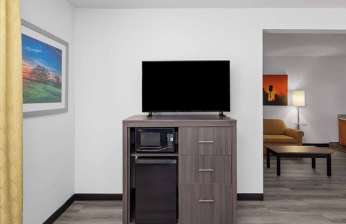 Lubbock Hotel | Days Inn & Suites by Wyndham Lubbock Medical Center