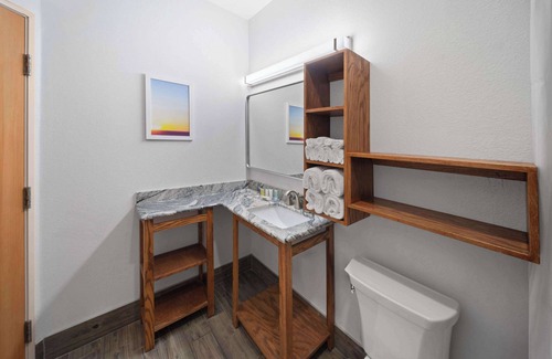 Lubbock Hotel | Days Inn & Suites by Wyndham Lubbock Medical Center
