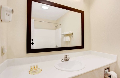 Tougaloo Hotel | Days Inn & Suites by Wyndham Ridgeland