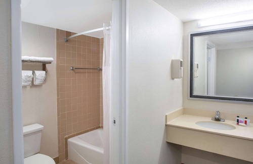 Tallahassee Hotel | Days Inn & Suites by Wyndham Tallahassee Conf Center I-10