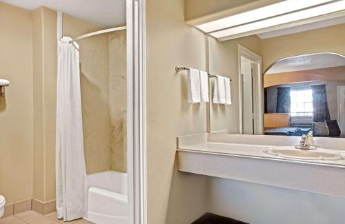 Westfield Hotel | Days Inn & Suites by Wyndham Houston North - Spring
