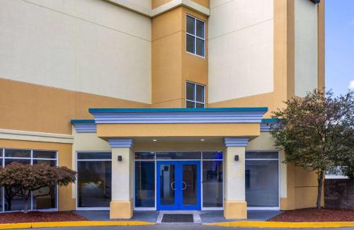 Colonie Hotel | Days Inn & Suites by Wyndham Albany