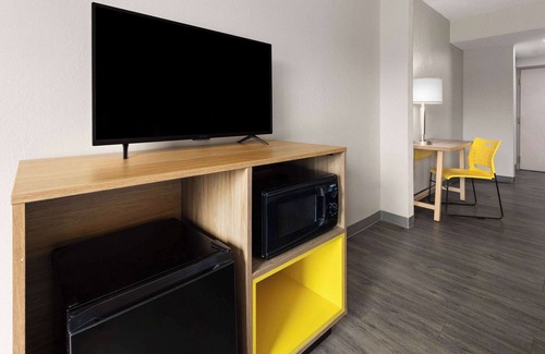 Colonie Hotel | Days Inn & Suites by Wyndham Albany