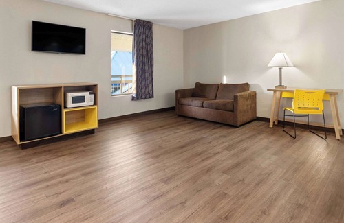 Colonie Hotel | Days Inn & Suites by Wyndham Albany