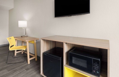 Colonie Hotel | Days Inn & Suites by Wyndham Albany