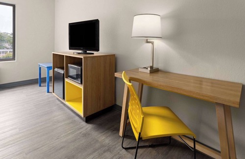 Colonie Hotel | Days Inn & Suites by Wyndham Albany